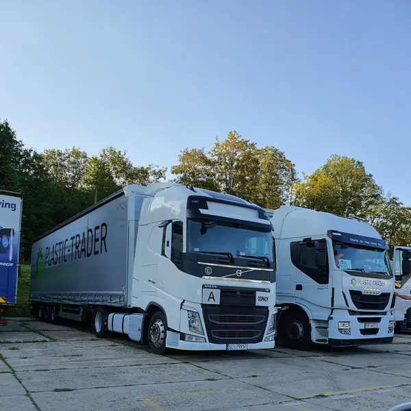 Surowce z tworzyw sztucznych przygotowane do recyklingu w zakładzie Plastic Trader