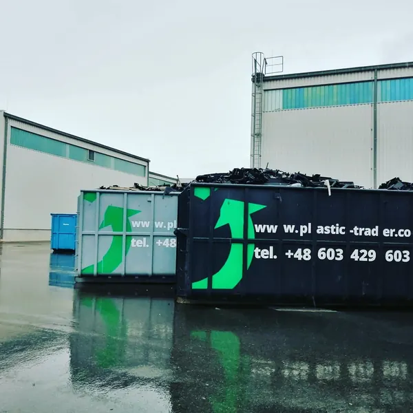 Segregacja odpadów plastikowych w magazynie firmy Plastic Trader