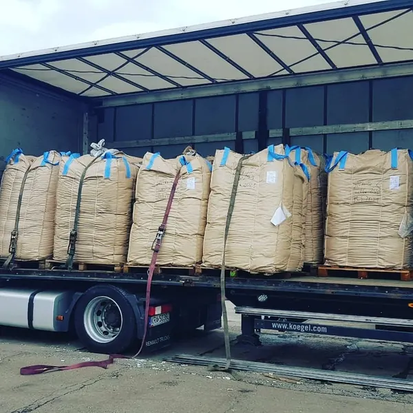 Gotowe partie regranulatów z tworzyw sztucznych do wysyłki