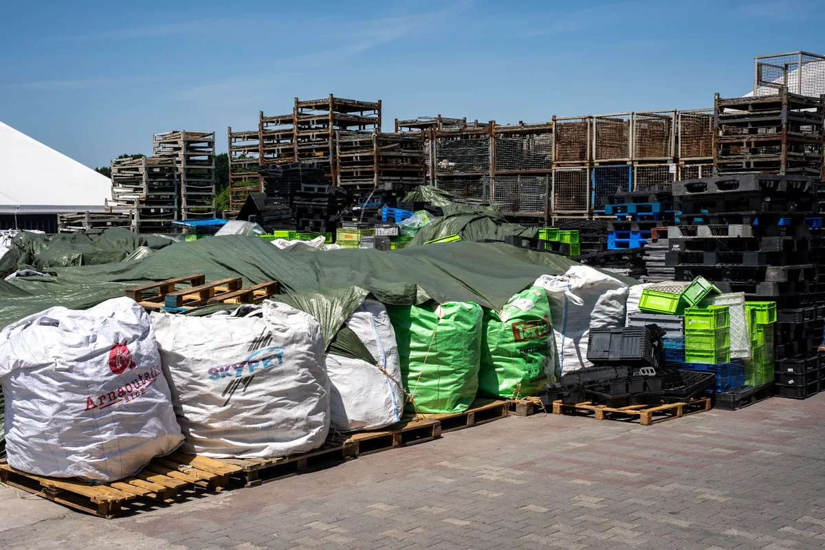 Big bagi z odpadami poprodukcyjnymi z tworzyw sztucznych na paletach przed odbiorem do recyklingu