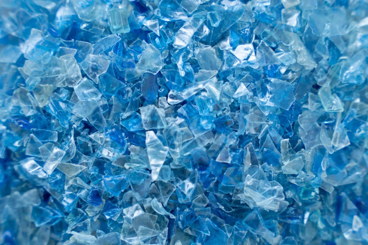 Przemiał PET w postaci niebieskich płatków przygotowany do sprzedaży w Plastic Trader
